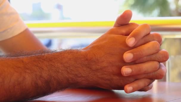 Man handen liggen samen met het bevestigen van vingers op de tafel en maken teken van wachten en nerveus. — Stockvideo