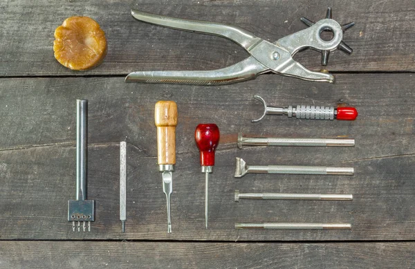 Instrumentenkasten aus Leder. Flacher Satz. Gebrauchte Leder-Werkzeugstempel für handgemachte Lederwerkstatt. — Stockfoto