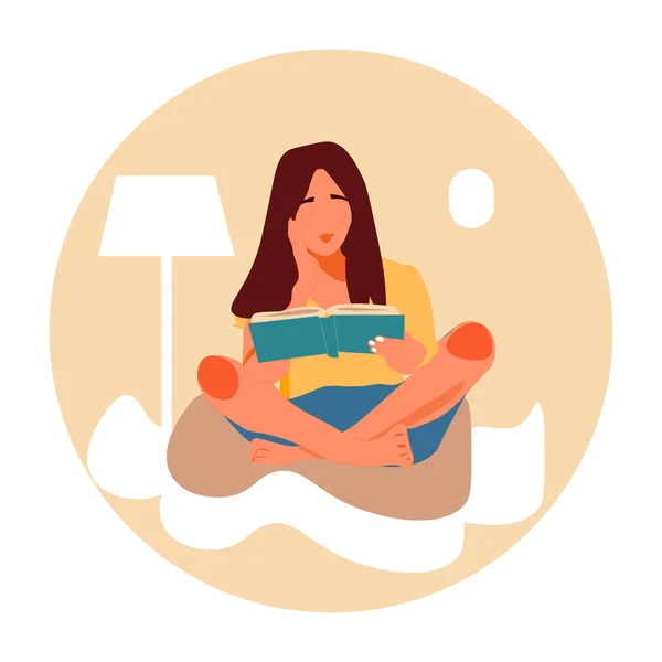 Ung flicka eller kvinna sitter på kuddar hemma, läser en bok i . — Stock vektor