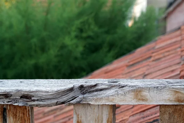 Fotoğraf çekimi. Doğanın arka planında ahşap korkuluklar.