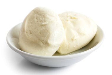 İki top mozzarella peyniri bir tabakta, beyaza izole edilmiş..