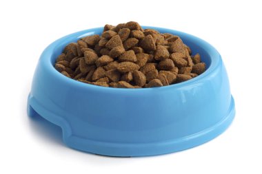 Mavi üzerine beyaz izole kase kuru kedi maması.