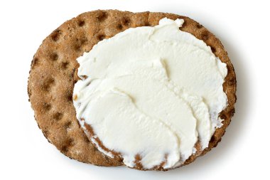 Yukarıdan beyaza izole edilmiş iki yuvarlak çavdar ekmeği. Eşini aç.