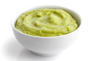Perspektife izole edilmiş yuvarlak beyaz tortilla guacamole sosu.