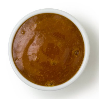 Yukarıdan izole edilmiş beyaz bir tencere köri sosu.