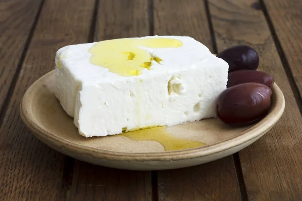 Kırsal tabakta Yunan peyniri, yağ ve kalamata zeytinleri. — Stok fotoğraf