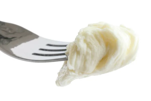 Mond vol gescheurde mozzarella op vork, geïsoleerd. — Stockfoto