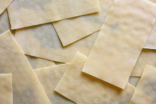 Droog lasagne pasta vellen op zwart getextureerd hout van boven. Afwezigheid — Stockfoto