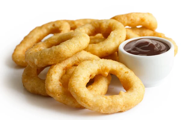 Montón de aros de cebolla frita o calamares con salsa de barbacoa iso —  Fotos de Stock