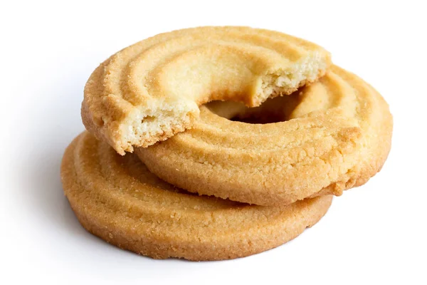 Tre biscotti ad anello di burro isolati su bianco in prospettiva. Uno. — Foto Stock