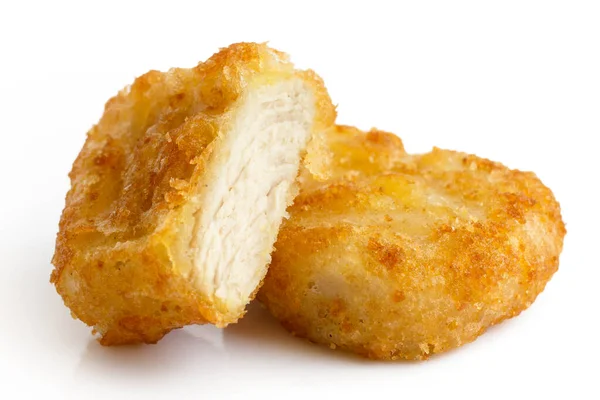 Duas nuggets de frango douradas fritas e fritas isoladas em branco — Fotografia de Stock