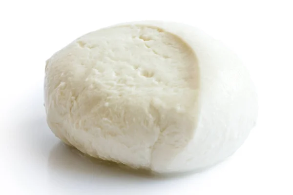Pojedyncza kula sera mozzarella izolowana na białym. — Zdjęcie stockowe