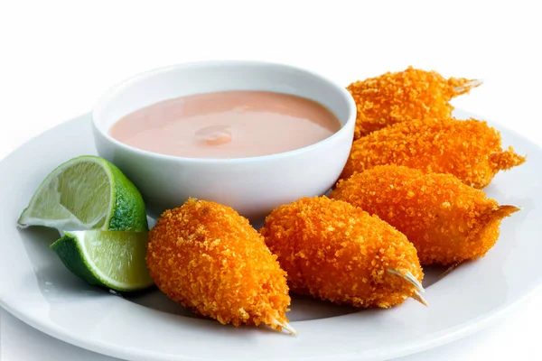 Assiette de pinces de crabe surimi panées frites avec bol de sauce rose — Photo