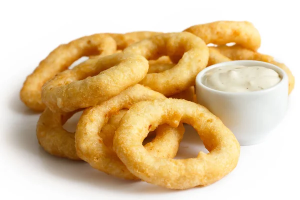 Heap av friterad lök eller calamari ringar med majonnäs dopp i — Stockfoto