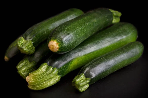 Stack av hela zucchini isolerade på svart. — Stockfoto