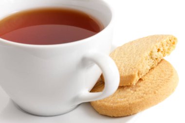 Beyaz seramik bir bardak rooibos çayının ayrıntıları.