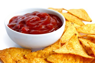 Etrafı tortilla sosuyla çevrili yuvarlak beyaz domates sosu.