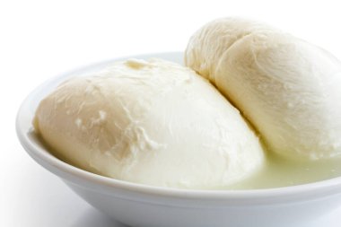 İki top mozzarella peyniri bir tabakta, beyaza izole edilmiş..