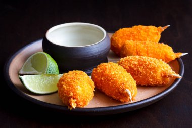 Fırında kızartılmış surimi yengeç pençeleri ve boş dalış b