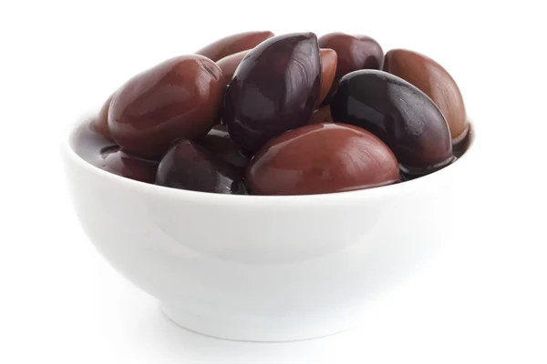 Bol d'olives grecques Kalamata. Isolé sur blanc . — Photo