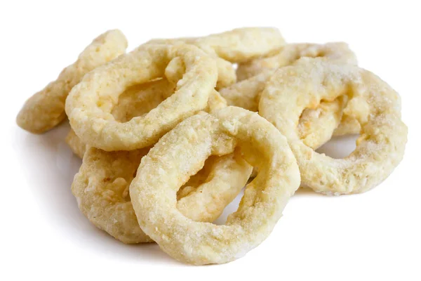 Högen med frysta okokt misshandlade lök eller calamari ringar isolat — Stockfoto