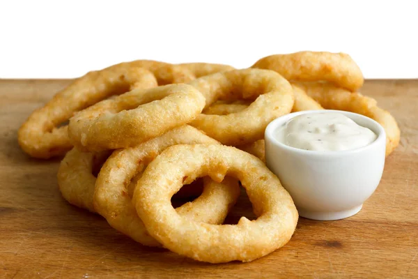 Montón de aros de cebolla frita o calamares con mayonés de ajo —  Fotos de Stock