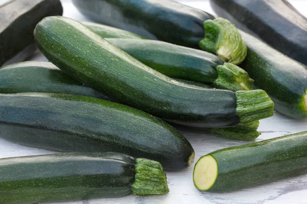 Högen med hela zucchini på vitt virke. — Stockfoto