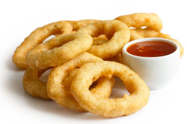 Heap av friterad lök eller calamari ringar med chili dip isola — Stockfoto