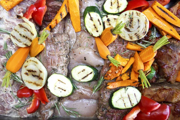 Gemischtes rohes Fleisch und gegrilltes Gemüse marinieren, fertig zum Grillen — Stockfoto