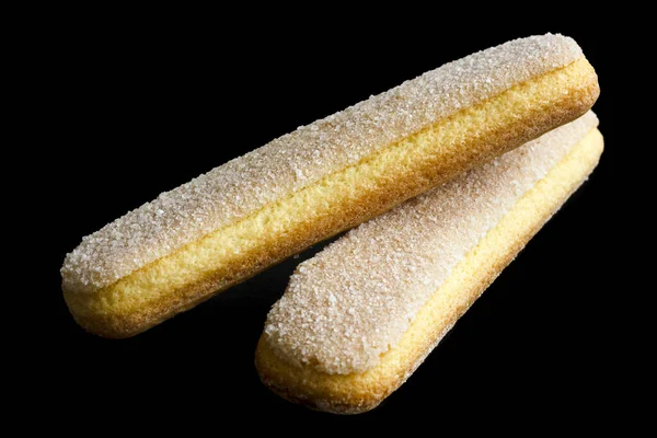 Galletas de esponja italianas Savoiardi aisladas en negro . —  Fotos de Stock