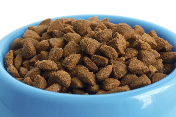 Comida seca para gatos en tazón azul, detalle sobre blanco . —  Fotos de Stock