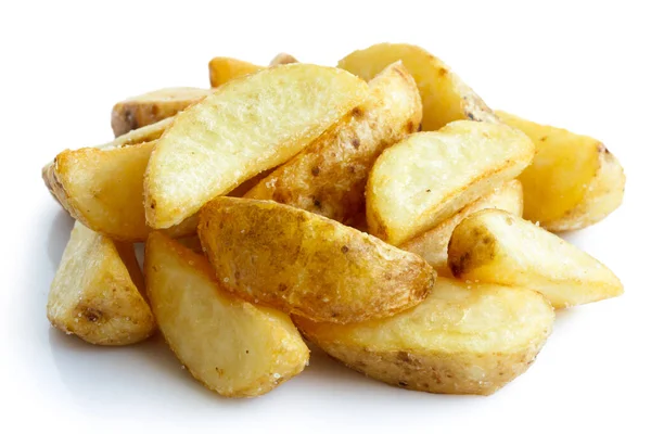 Oogsten van gebakken aardappelpartjes geïsoleerd op wit. — Stockfoto