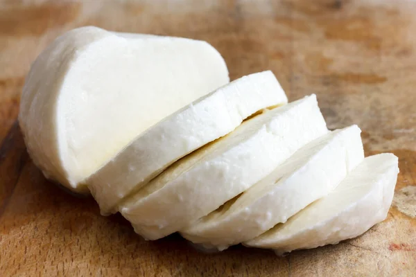 Bola única de queijo mussarela fatiado e isolado em rustice — Fotografia de Stock
