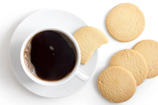 Sütlü kahve ve çay tabağı yanında bisküvi. — Stok fotoğraf