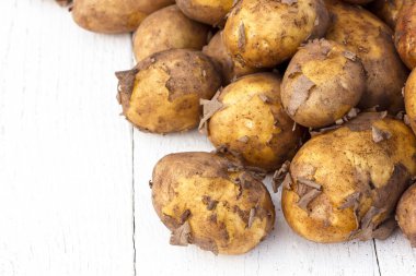 Kırsal alanda yıkanmamış yeni patatesler. Metin için boşluk.