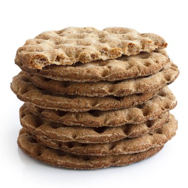 Beyaz üzerine izole edilmiş yuvarlak çavdar gevreği yığını. Biri zorla girdi. 