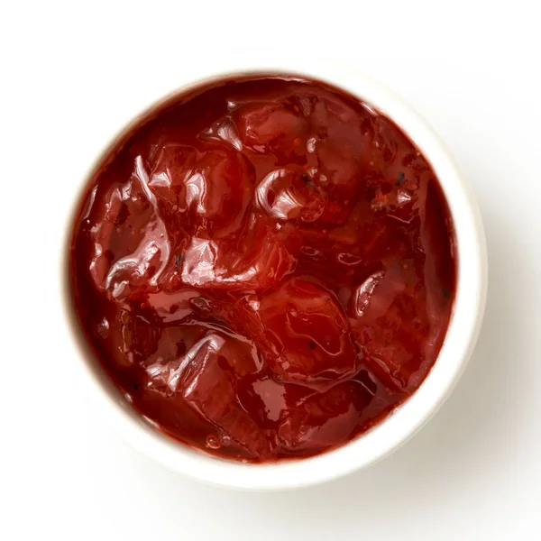 Chutney de cebolla roja en tazón de cerámica aislado en blanco desde arriba . — Foto de Stock