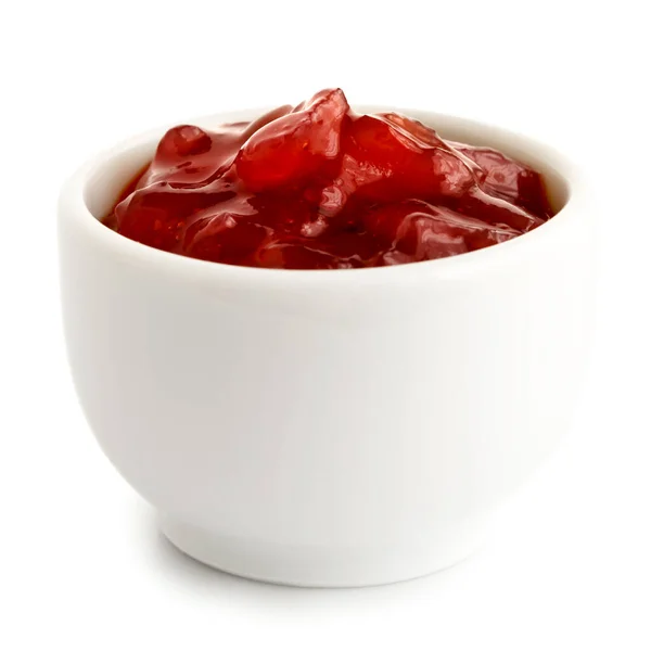 Chutney de cebolla roja en tazón de cerámica aislado en blanco . —  Fotos de Stock