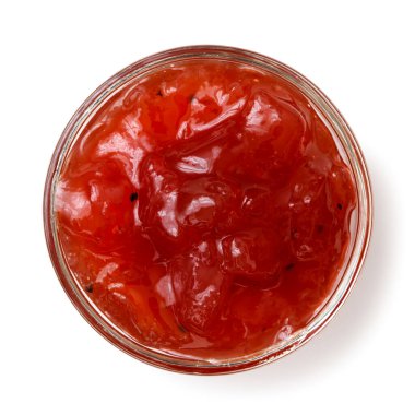 Yukardan izole edilmiş cam kasede kırmızı soğan turşusu.