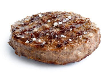 Tek ızgara hamburger köftesi ve beyaz üzerine tuz..