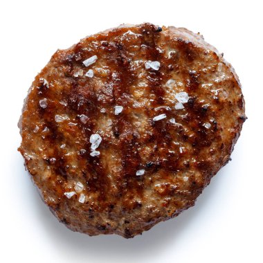 Beyazdan izole edilmiş tuzlu ızgara hamburger köftesi. 