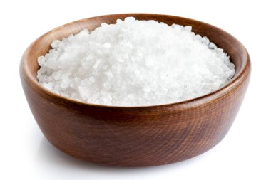 Beyaz tencereye izole edilmiş kaba tuz..