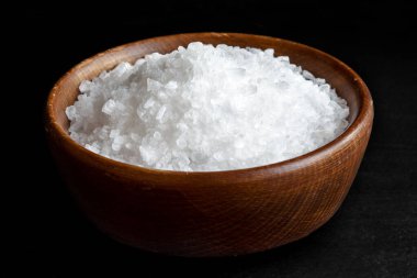 Siyah tencereye izole edilmiş kaba tuz..