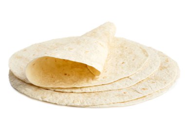 Tortilla ambalajı yığını ve beyaz üzerine izole edilmiş katlanmış bir paket.