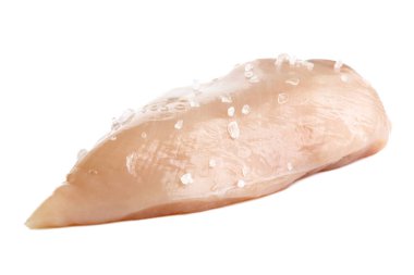 Derisi soyulmuş çiğ tavuk göğsü ve kaya tuzu izole edilmiş.