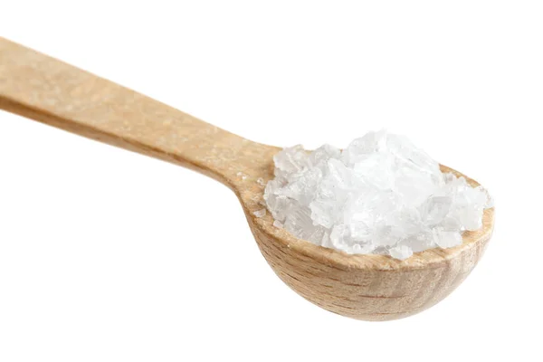 Μικρή ξύλινη κουτάλα από χοντρό αλάτι που απομονώνεται σε λευκό. — Φωτογραφία Αρχείου