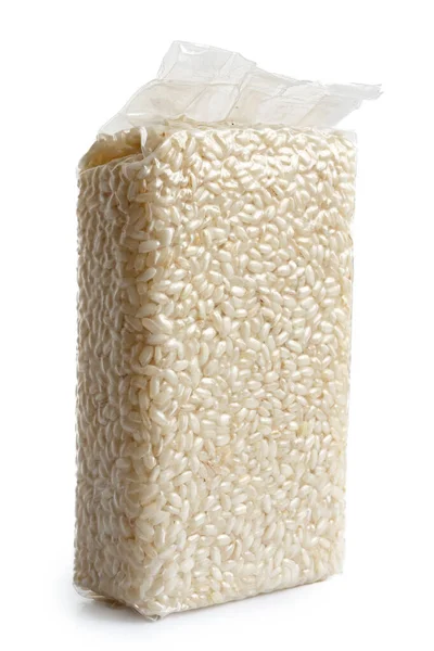 Pakowany próżniowo Arborio krótki ziarnisty biały ryż izolowany na białym. — Zdjęcie stockowe
