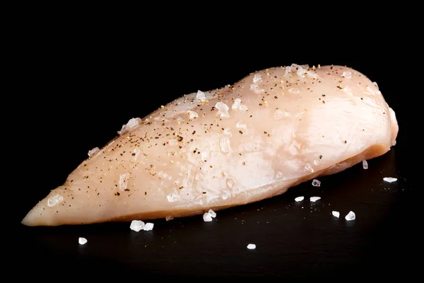 Peito de frango cru desossado de pele inteira com sal de rocha e bla — Fotografia de Stock