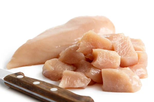 Peito de frango cru desossado de pele inteira isolado no branco próximo — Fotografia de Stock