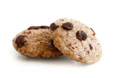 İki çikolatalı kurabiye gevreği beyaza izole edilmiş..